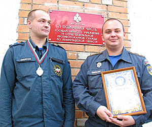  Серебряные медалисты смотра-конкурса (слева направо): водитель Н. Головнев и старший пожарный С. Сивев (Фото Виктора Поповичева)