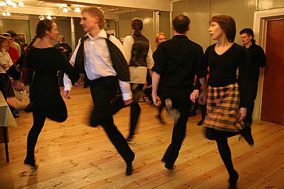 В Сосновом Бору любят и умеют танцевать джигу и кейли. (Фото Юрия Шестернина)