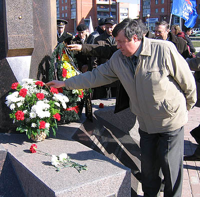 Цветы к монументу — в знак признательности и благодарности (Фото Ю. Викториновича)