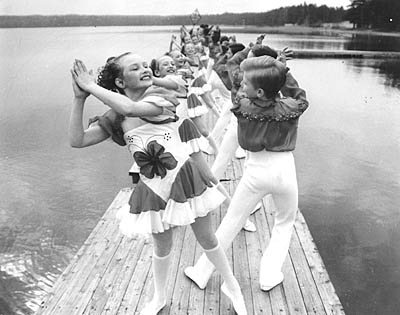  Четверть века назад: юные танцоры на озере Копанское (Фото Юрия Ларина, архив ГТЦ)