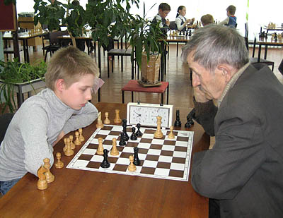  С юным шахматистом играет участник войны В. Литвинов 