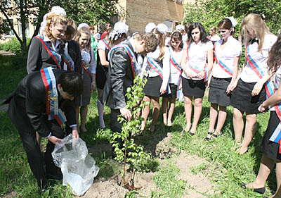  Жизнь только начинается: 25 мая выпускники гимназии № 5 посадили три дерева (Фото Юрия Шестернина)