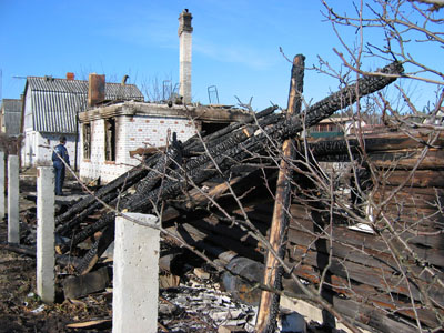 Пожар, в результате которого сгорели дачный дом и баня, произошел в ночь с 21 на 22 марта в садоводстве «Строитель». (Фото Виктора Поповичева)