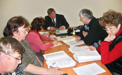 А. Антоненко проводит оперативное совещание руководителей служб. (Фото Ю. Викториновича)
