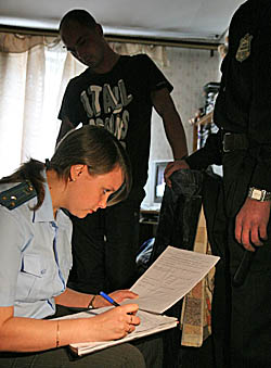  За долги злостным неплательщикам грозит арест и продажа личного имущества (Фото Юрия Шестернина)