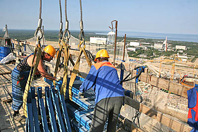 Монтажники ЗАО «СМУ-13» день и ночь наращивают бетонные стены(Фото Юрия Шестернина)