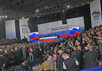 Зал стоя приветствовал появление В. Путина и Д. Медведева. (Фото Елены Костровой)