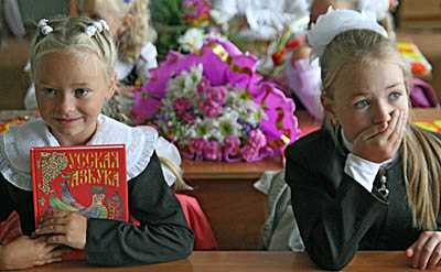  Суммы, которые тратят родители к 1 сентября,  первоклашки еще не проходили (Фото Юрия Шестернина, архив «Маяка»)