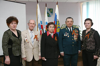 Слева направо: мама И. Молчанова, Н. Фомичев, Л. Баранова, Н. Дядичкин, Н. Ненашева (Фото Юрия Шестернина)