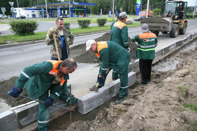 Установка бордюрных камней продлевает срок эксплуатации дорог. (Фото Юрия Шестернина)