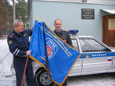 Знамя — переходящее, а машина остается в ГИБДД навсегда. (Фото Виктора Поповичева)