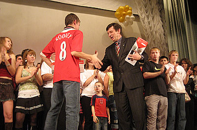 А. Кириленко вручает приз «За лучший дебют» команде школы № 9. (Фото Станислава Селина)