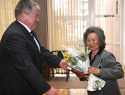  Глава администрации вручает награду С. Цыреновой. (Фото Юрия Шестернина)