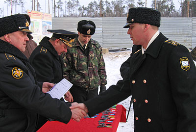 Контр­адмирал Н. Лазарев лично вручил ключи новоселам. (Фото Ю. Викториновича)