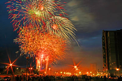 Финальным аккордом праздника стал огненный каскад в ночном небе (Фото Юрия Шестернина)