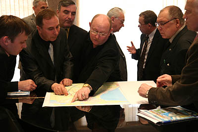  Карта с видом будущей автотрассы вызвала большой интерес (Фото Юрия Шестернина)