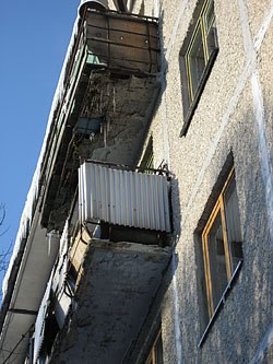 Балконы в домах на Сибирской улице пришли в негодность еще при прежней власти. (Фото Станислава Селина)