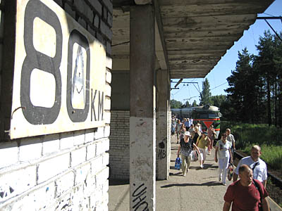  Вокзал еще только планируется построить. Пока что приходится ходить по старой платформе (Фото Юрия Шестернина)