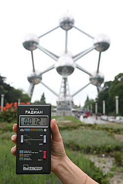 Брюссель. Измерение радиационного фона возле одного из символов Брюсселя выставочного павильона 1958 года “Атомиум”, символизирующего атомный век и мирное использование атомной энергии
(Фото Юрия Шестернина)