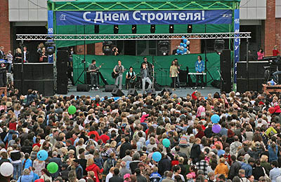 Посмотреть концерт пришло множество горожан (Фото Юрия Шестернина)