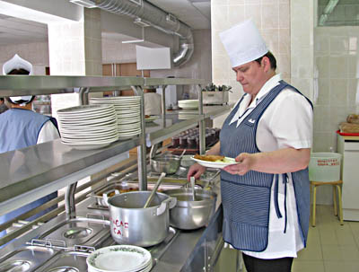  В. Столярова, повар высшего класса, всегда готова накормить учеников вкусной и полезной едой (Фото Александра Варламова)