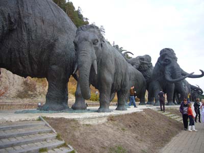  Археопарк включает в себя геологический памятник, памятник археологии «Самаров городок» и парк скульптур животных плейстоценового времени.