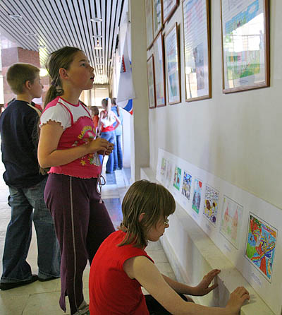 Работы юных художников вызвали интерес у сверстников. (Фото Юрия Шестернина)