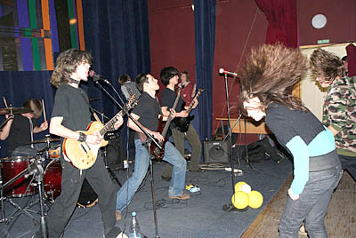  Молодые рок-музыканты зажигали по-полной (Фото Евгения Аккуратова)