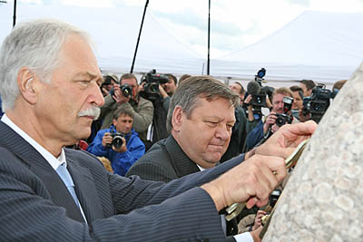 Борис Грызлов и Валерий Сердюков крепят памятную табличку к камню, в который вложена капсула. (Фото Юрия Шестернина)