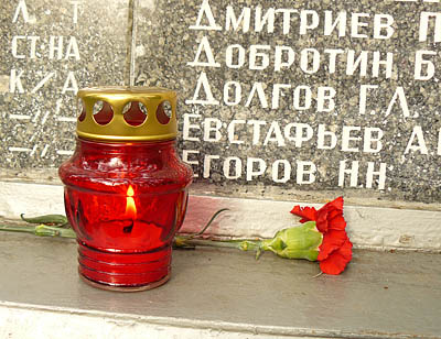  Местное отделение «Единой России» помогло в приобретении свечей для вечера (Фото Алексея Бонусова)