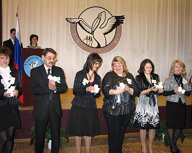  В руках у конкурсантов — бумажный пеликан — символ самоотдачи педагога (Фото Нины Князевой)