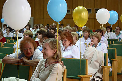 На праздник пришла лишь часть из 417 медсестер ЦМСЧ № 38. Остальные трудились на рабочих местах. (Фото Юрия Шестернина)