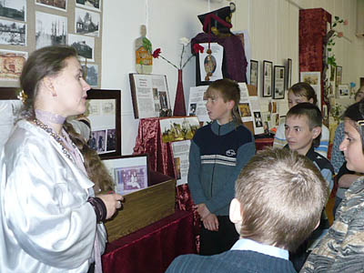 Шестиклассники с интересом слушают И. Горину (Фото из архива музея)