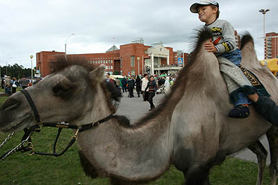 Площадь Победы была закрыта для машин, а для верблюдов — открыта (Фото Юрия Шестернина)