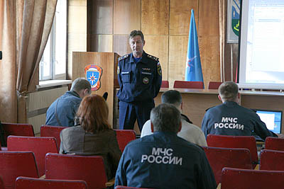  И. Кудрявцев отвечает на вопросы участников встречи (Фото Юрия Шестернина)