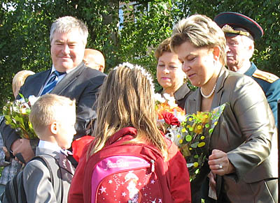  Вчера в числе почетных гостей цветы вручили и председателю комитета образования М. Мехоношиной (Фото Натальи Козарезовой)