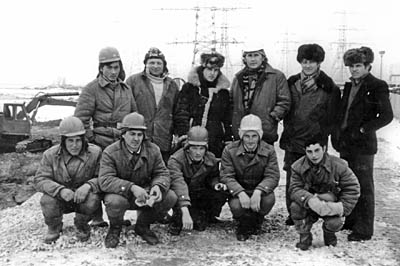  Бригада СМУ-7 на строительстве берегоукрепления складских зон ЛАЭС, 1982 год. В. Усов третий слева в верхнем ряду (Фото  из архива Виктора Усова)