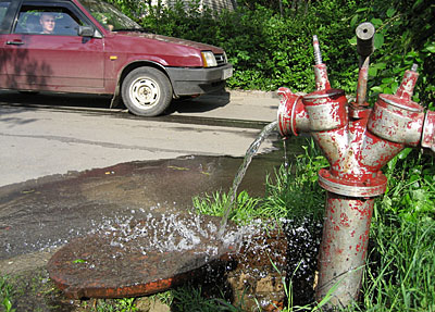 Для обеспечения горожан водой использовались даже пожарные гидранты. (Фото Юрия Шестернина)