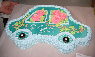 Вот такой торт будет на праздничном столе к юбилею автомобилиста. (Фото Виктора Поповичева)