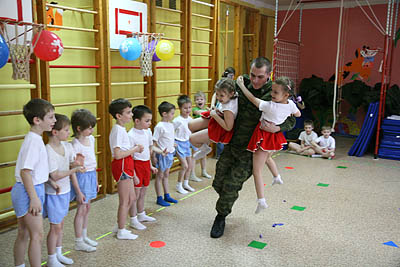  Вчера в детском саду № 8 военнослужащие окунулись в детство (Фото Юрия Шестернина)