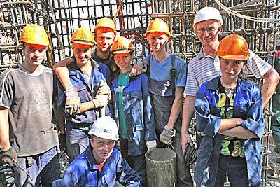  Дружные алтайцы заняты на подсобных работах при строительстве «зала безопасности» первого энергоблока (Фото Юрия Шестернина)