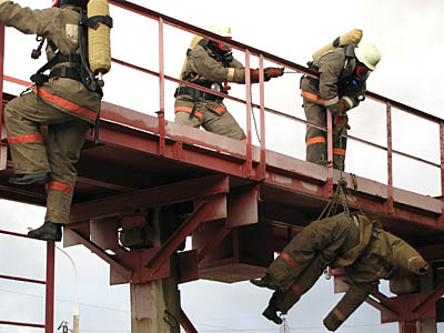  Впервые на соревнованиях пожарных введено задание: спасение человека из задымленного помещения (Фото Виктора Поповичева)