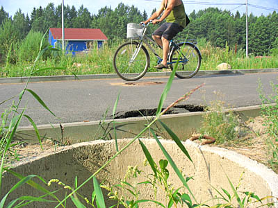  Пока что велосипедисты могут объехать опасный участок (Фото Натальи Козарезовой)