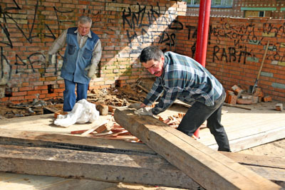 Плотники детского сада В. Стрельников и В. Битюков восстанавливают веранду. (Фото Юрия Шестернина)