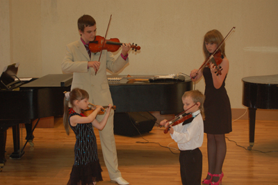  Выпускники Григорий Шмелёв и Алена Епихина с юными скрипачами. (Фото из архива «Балтики»)