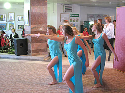  Народный эстрадный танцевальный коллектив «Полнолуние» (Фото Юрия Шестернина)