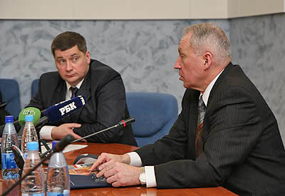 Пресс-конференцию провели оба руководителя: ЛАЭС­-2 — О. Лебедев (слева) и ЛАЭС — В. Лебедев. (Фото Юрия Шестернина)