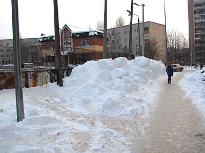  Снежная стена таит в себе угрозу (Фото Юрия Шестернина)