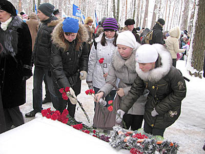  Почтить память погибших воинов пришли многие сосновоборцы (Фото Станислава Селина)