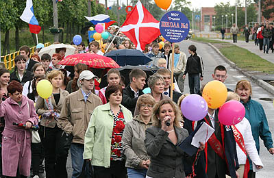 Выпускники прошли торжественным маршем по улицам города (Фото Юрия Шестернина)